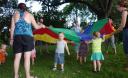 Une toile parachute, des parents et des enfants 